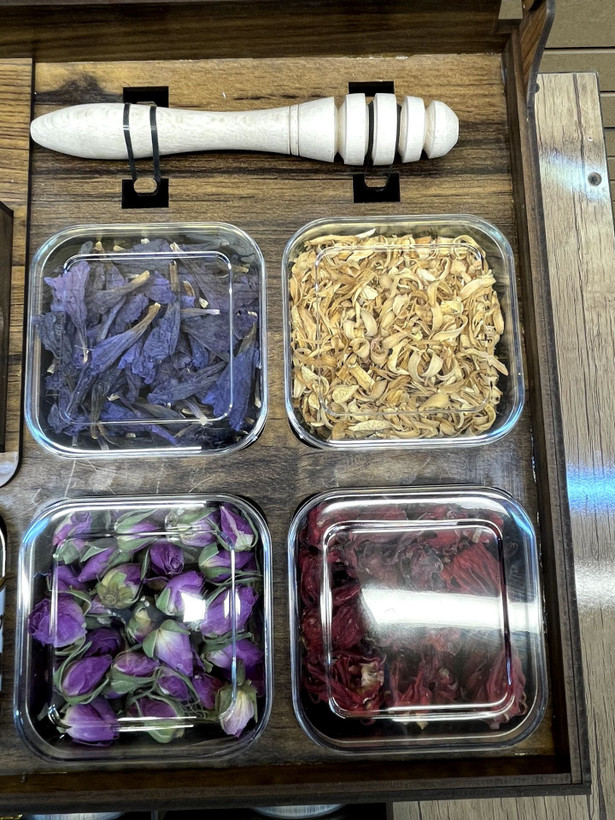 ۴ نوع دمنوش فصل با قاشق چوبی